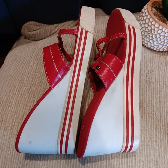 GUESS Women’s Strappy Platform Leather Wedge Red Sandals sz 8.5 Semi New - Picture 4 of 5